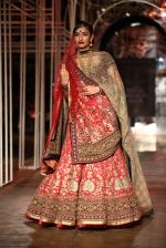 Model walks for Designer Tarun Tahiliani in Delhi on 28th July 2013 (21).jpg
